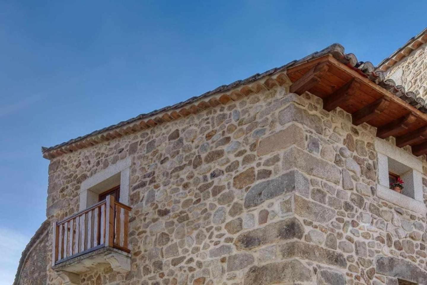 Gasthaus Cuesta Del Reloj Piedralaves Exterior foto